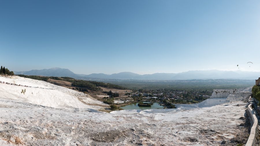 Weite Ansicht der weißen Travertinterrassen von Pamukkale mit mineralischen Becken