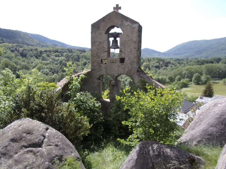 File:Chapelle du château de Roquefort-de-Sault.jpg