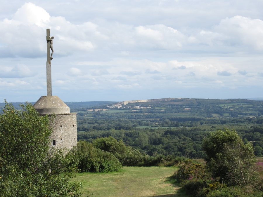File:Mont de Besneville - Ancien moulin converti en chapelle.JPG