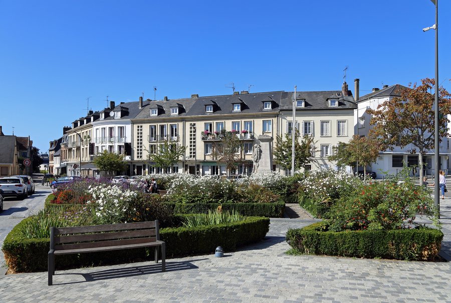 File:Pont-Audemer Place Louis Gillain R01.jpg