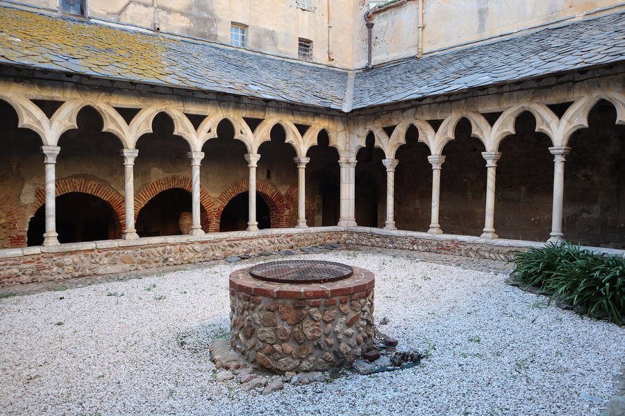 File:Passa Monastir del Camp Kreuzgang.jpg