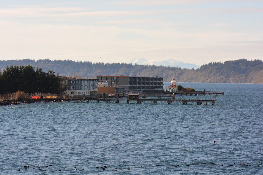 Waterfront di Mukilteo nello Stato di Washington, vista verso sud dal molo dei traghetti