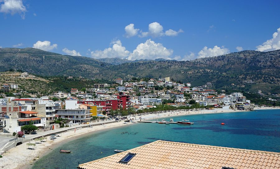 Himarë an der ionischen Küste Albaniens mit Strand und Uferpromenade