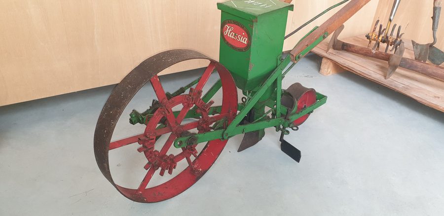 Hassia-Sämaschine im Museum der Gartenkultur in Illertissen
