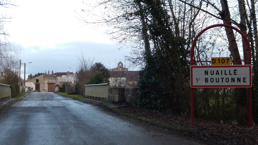 File:FR 17 Nuaillé sur Boutonne - Entrée Ouest.jpg