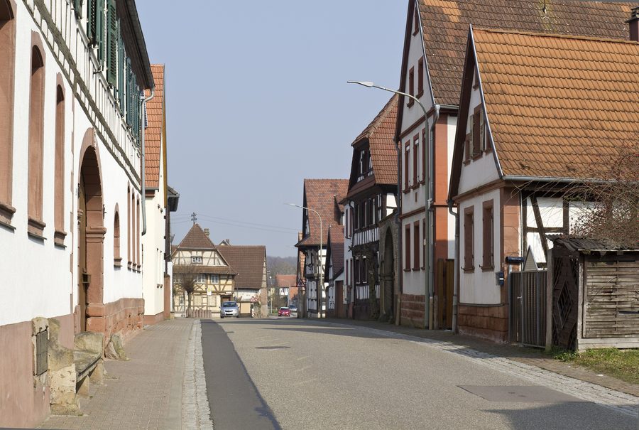 Hauptstraße mit Gebäuden in Barbelroth