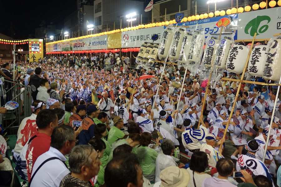 Tanzende Teilnehmer beim Awa-Odori-Festival in Tokushima-Stadt