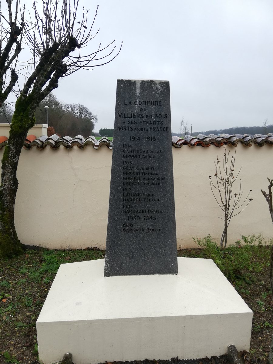 File:Villiers-en-Bois - Monument aux Morts.jpg