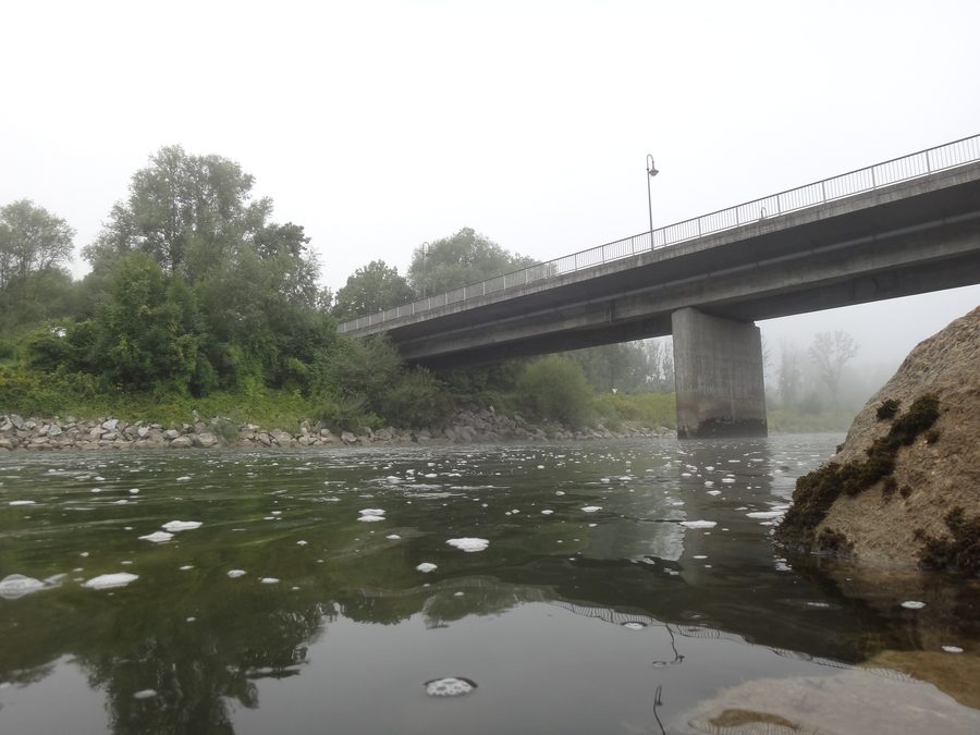 Wasseroberfläche der Iller bei der Illerbrücke zwischen Illerrieden und Vöhringen