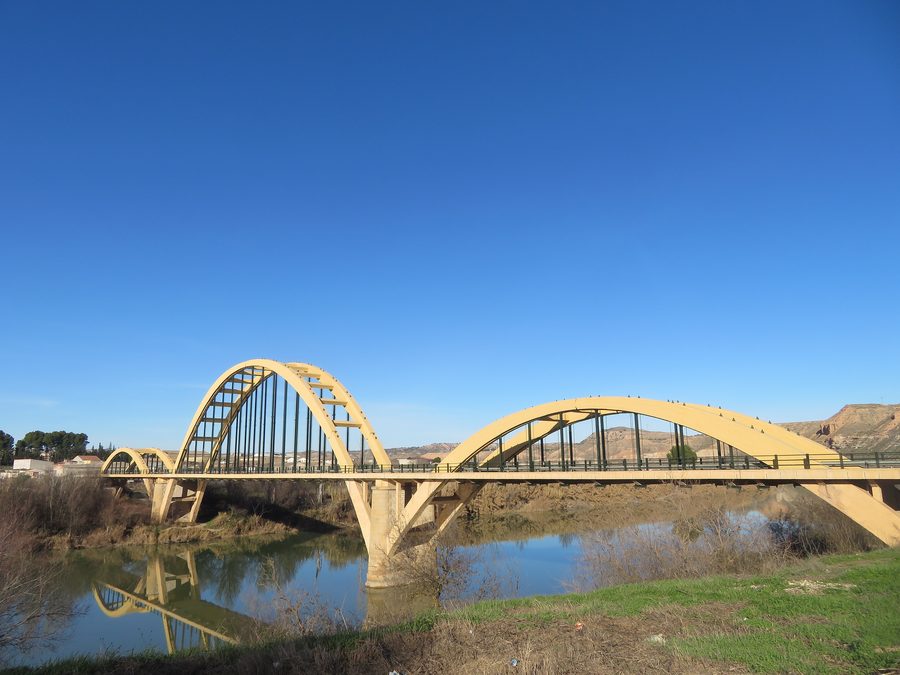 Puente de Sástago sobre el río Ebro, en la comarca Ribera Baja del Ebro, provincia de Zaragoza