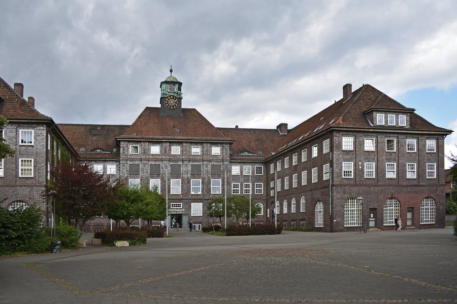 File:Lehrte city hall.jpg