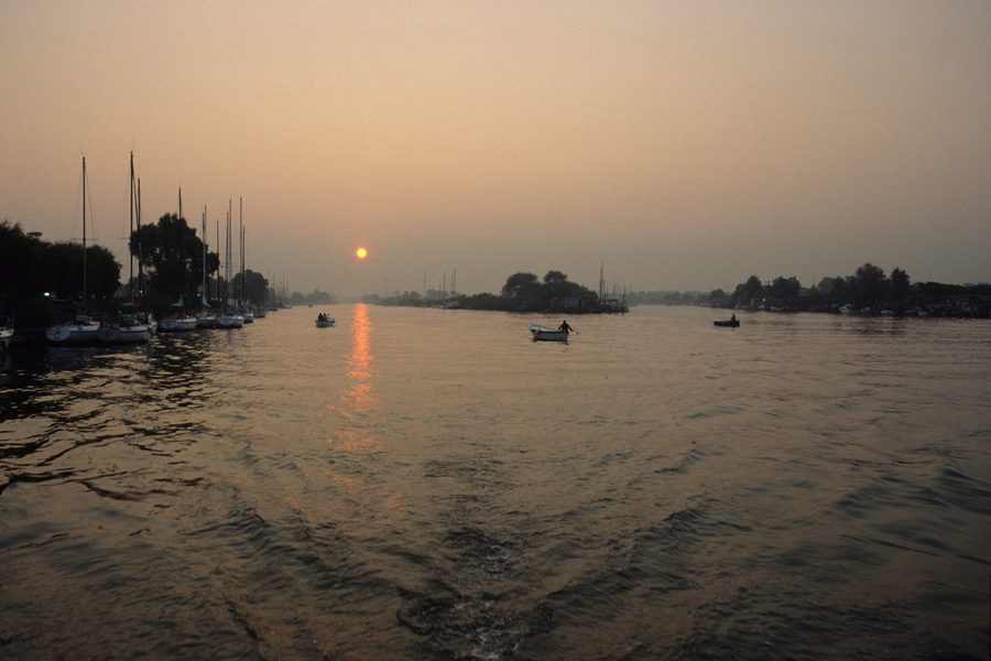 Alba alla Fiumara Grande sulla costa del Lazio