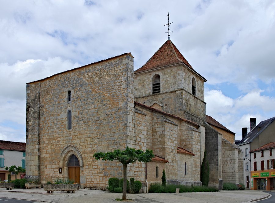 File:Chasseneuil-sur-Bonnieure 16 Église SW 2013.jpg