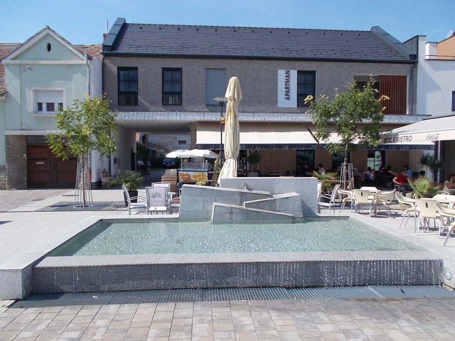 Fontana e bistrot in via Sylvester János nel parco Hild, Sárvár