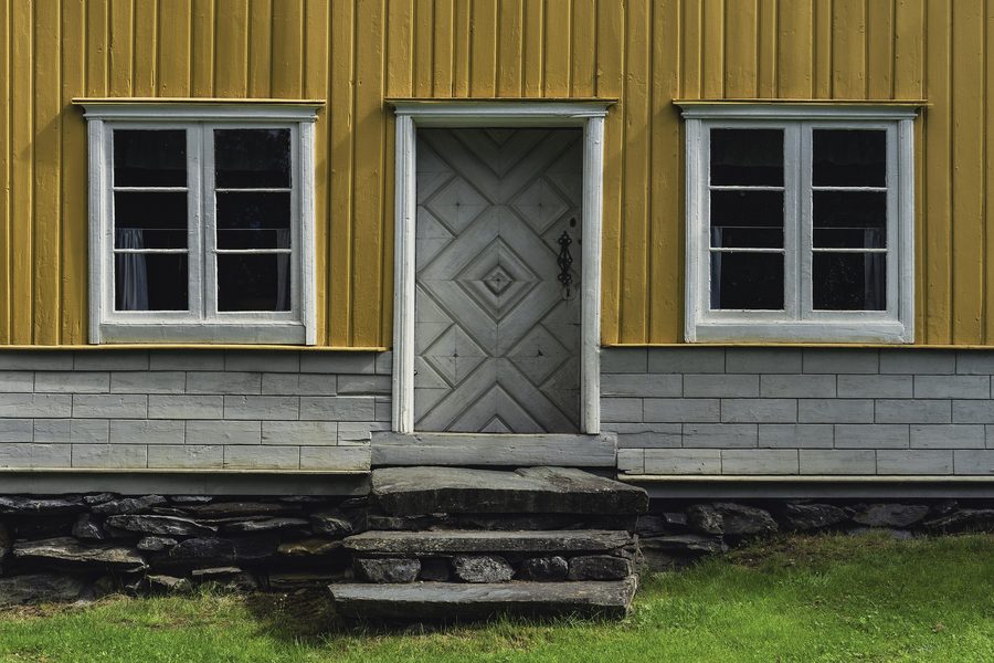 Eingang eines traditionellen norwegischen Hauses im Valdres Folkemuseum