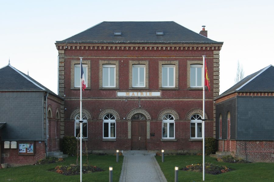 File:Les Trois-Pierres - mairie.JPG