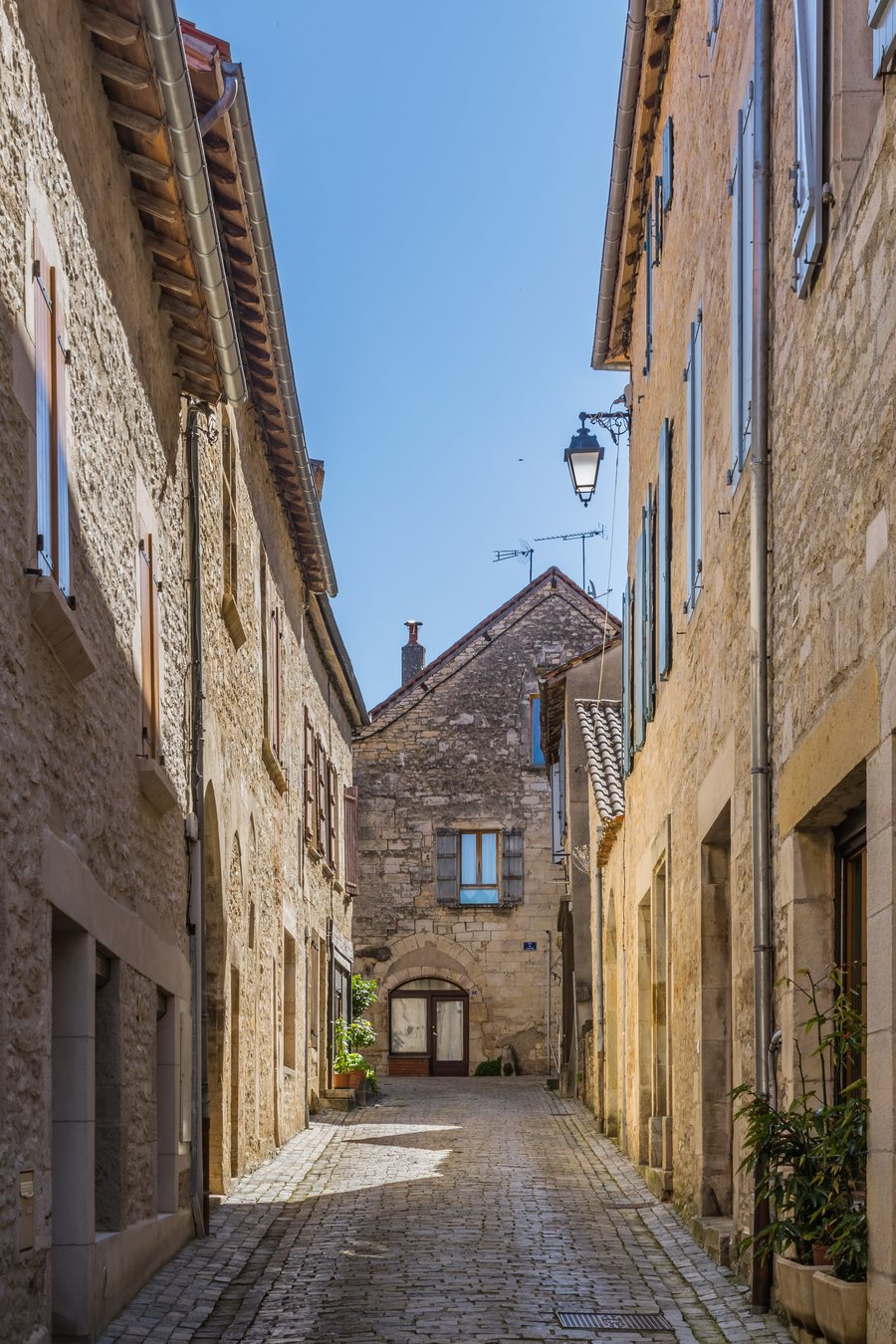 File:Rue Pavee in Villeneuve 01.jpg