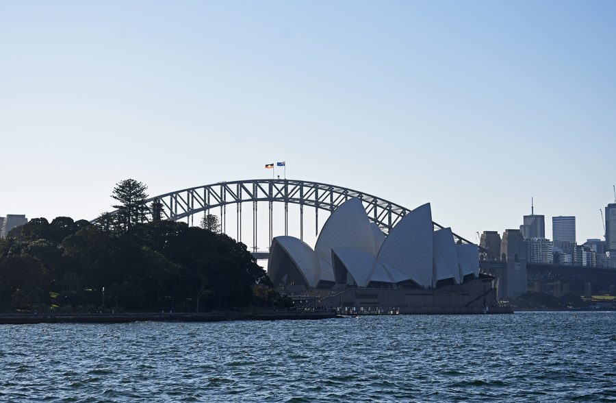 Sydney Opera House und Sydney Harbour Bridge vom Mare and Foal Lawn aus gesehen