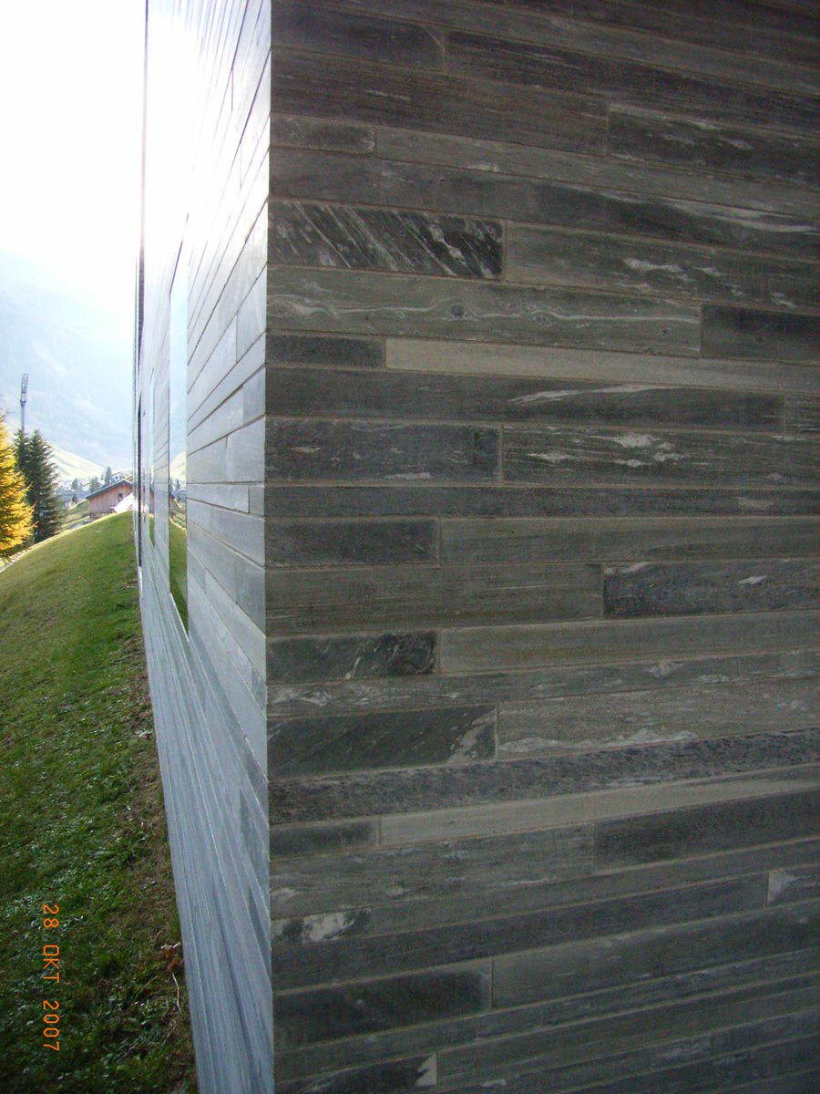 Struttura in pietra quarzitica della 7132 Therme Vals