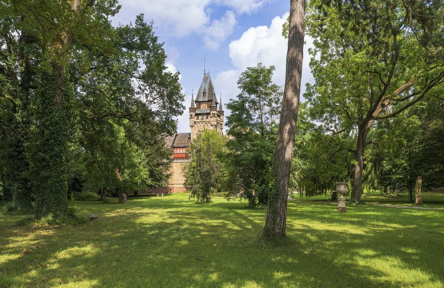 Schloss Gondelsheim vom Westen durch den Park gesehen