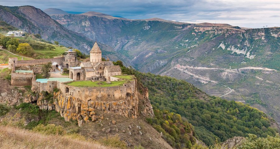 Kloster Tatev auf einem Bergplateau in Armenien