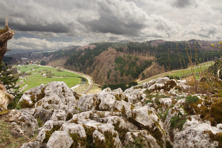 Gruppo di rocce carsiche alla confluenza tra Fehla e Lauchert nella valle del Lauchert presso Veringenstadt