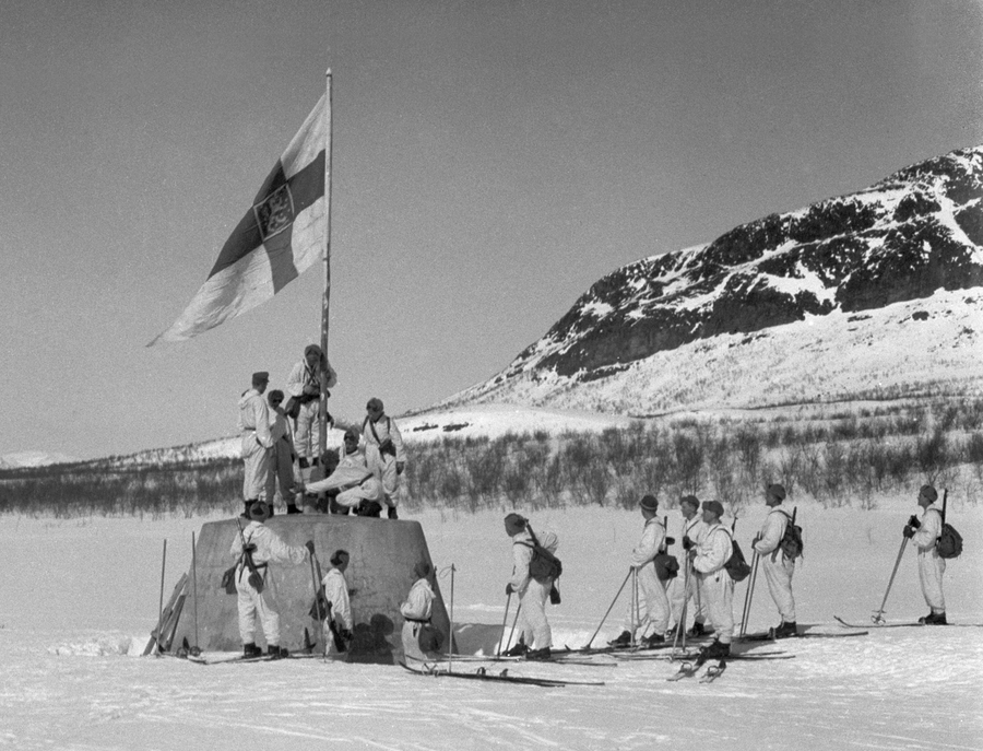 Scena al cippo di confine dei tre Paesi vicino a Kilpisjärvi il 27 aprile 1945