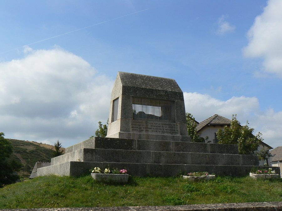 File:France Lozère Châteauneuf-de-Randon Cénotaphe 1.jpg