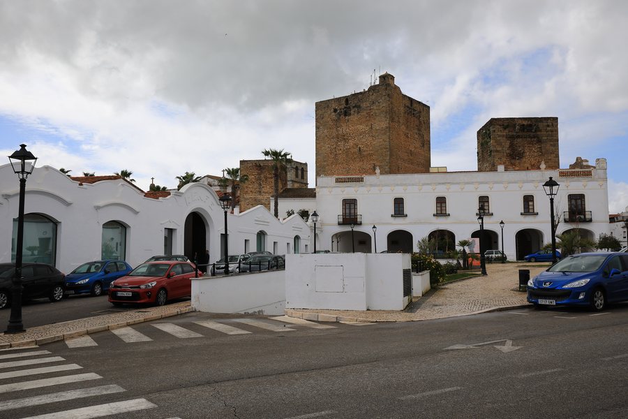 File:Olivenza - Plaza Hernán Cortés.jpg