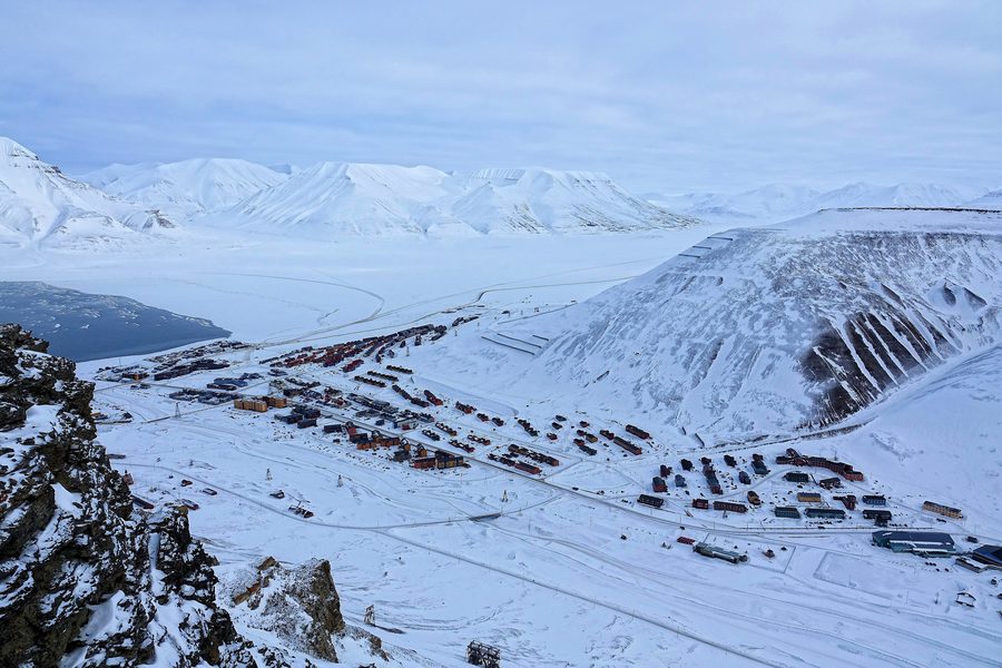 Longyearbyen nel paesaggio artico delle Svalbard