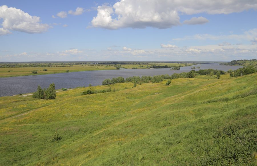 Vista del fiume Oka da Konstantinovo nella regione di Rjazan'.