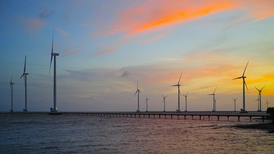 Windkraftanlagen in der Landschaft von Bac Lieu, Vietnam