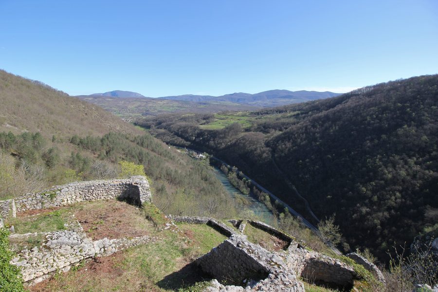 Blick von der Festung Ključ auf das Tal der Sana in Bosnien und Herzegowina