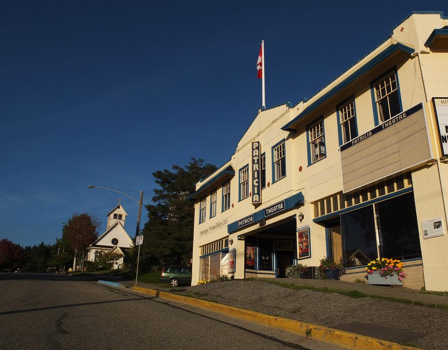 Ash Avenue a Powell River Townsite con il Patricia Theatre e la chiesa cattolica di St. Joseph
