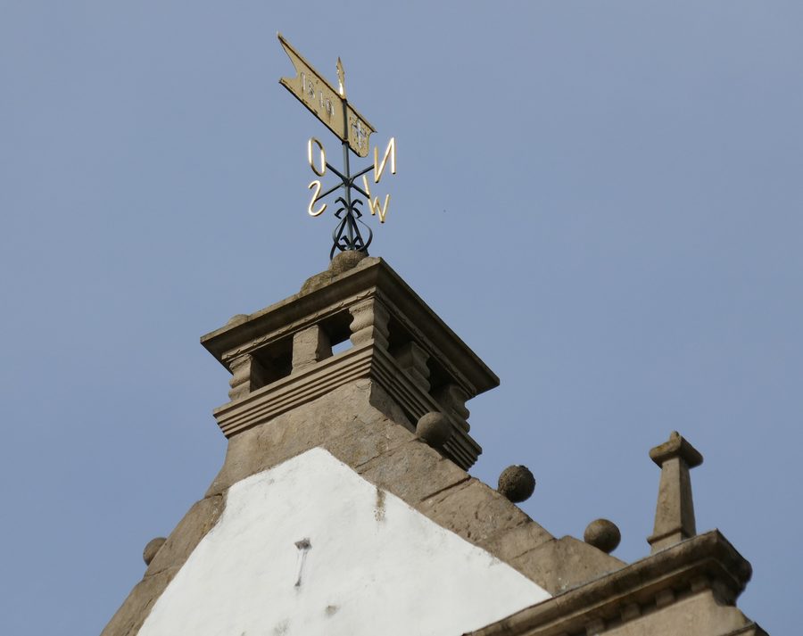 Giebelspitze und Schornstein des Rathauses von Nieheim