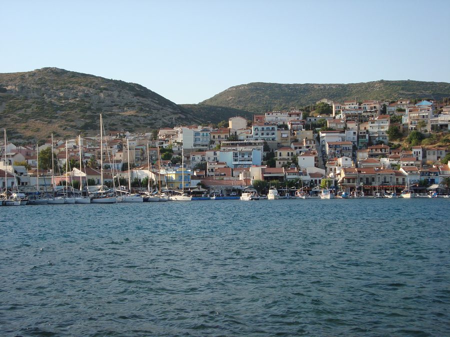 Porto di Pythagorio a Samos con edifici sull’acqua
