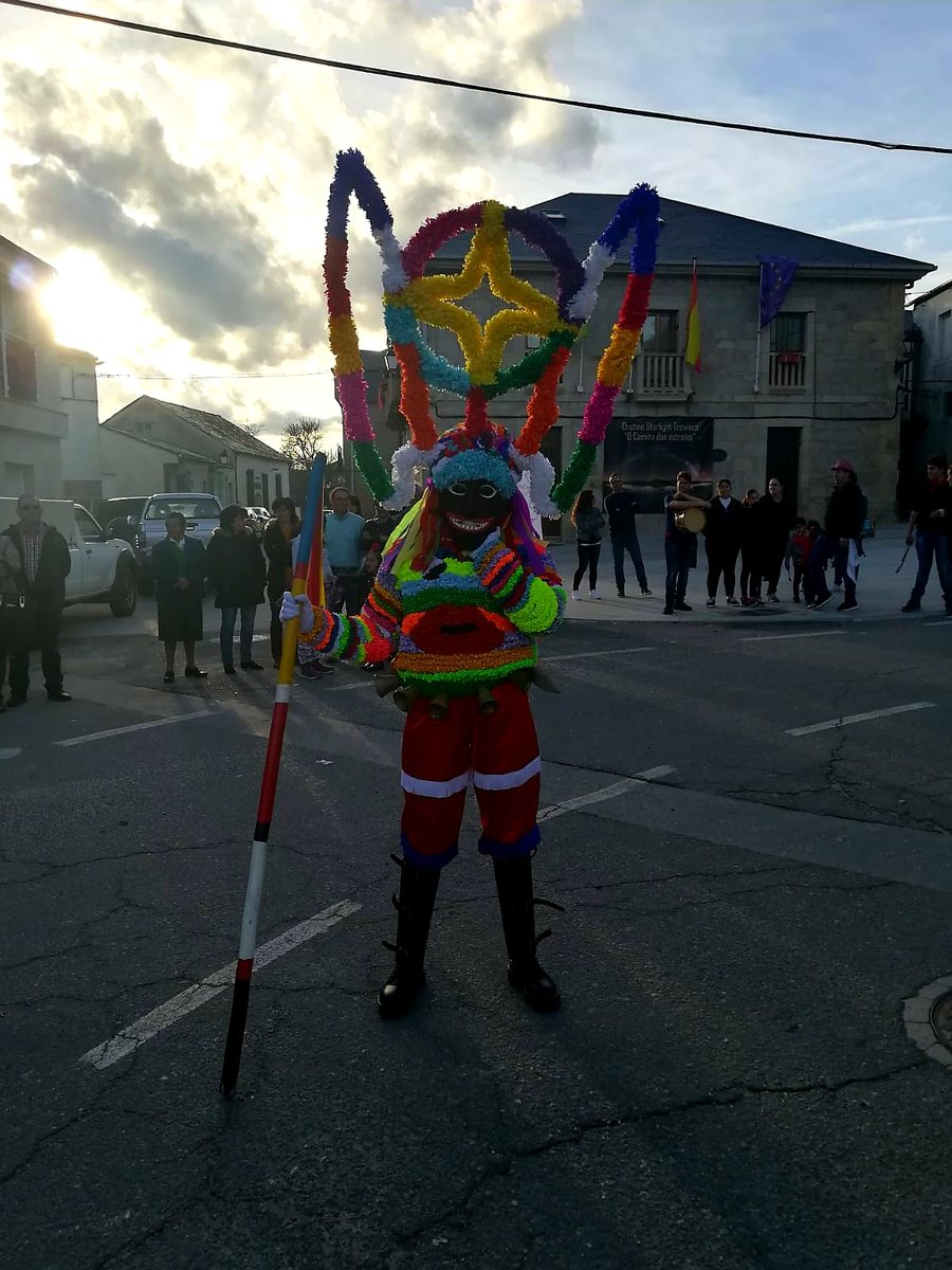 Boteiro di Viana do Bolo con una grande maschera tradizionale di carnevale