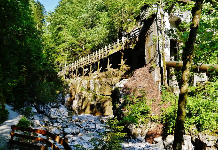 Passerelle in legno attraversano la Seisenbergklamm presso Weißbach bei Lofer.