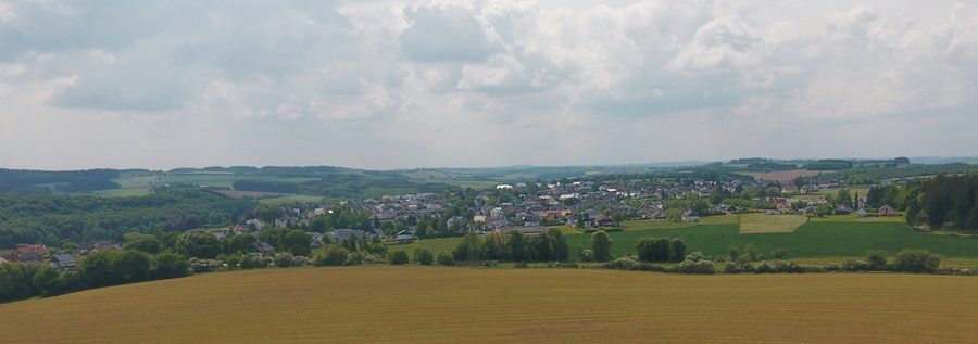 Luftbild von Arzfeld in der Eifel mit ländlicher Umgebung