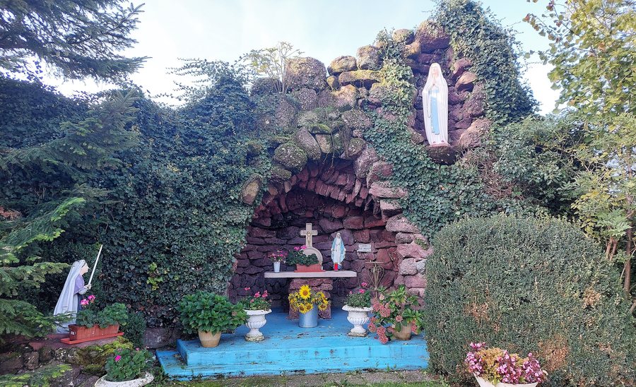 File:Brouviller grotte de Lourdes rue de l'église2.jpg