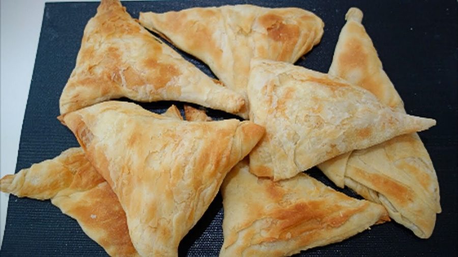 Byrek triangolare su un piatto.