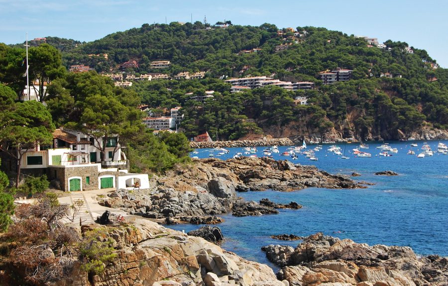 Strand von Llafranc in Palafrugell an der Costa Brava