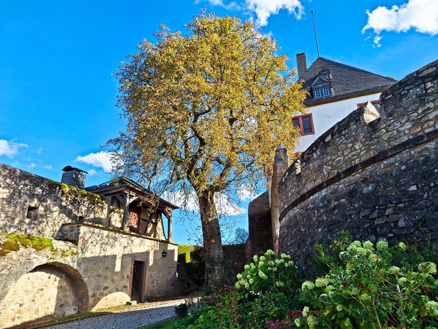 Ingresso principale al cortile del castello di Lichtenberg a Fischbachtal