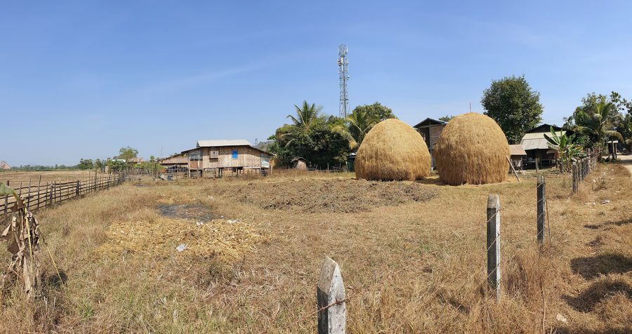 Landschaft mit Kalksteinfelsen nahe Hpa-An im Kayin State, Myanmar
