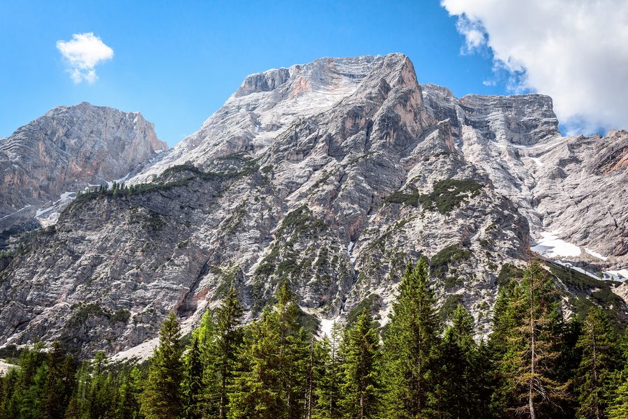 Cima montuosa delle Dolomiti di Braies in Alto Adige