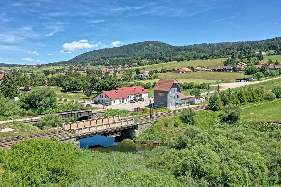 File:Rochejean^Longevilles-Mont-d'Or, le pont ferroviaire et la gare.jpg