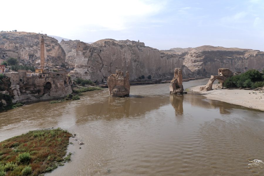 Rovine dell’Eski Köprü a Hasankeyf accanto al fiume Tigri