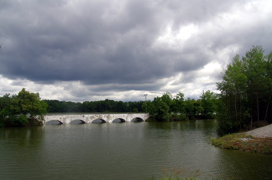 Paesaggio di stagni con ponte in Boemia Meridionale