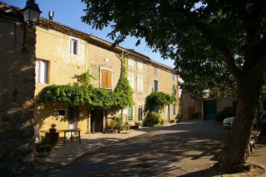 File:Ladern-sur-Lauquet Place de l'Eglise.jpg