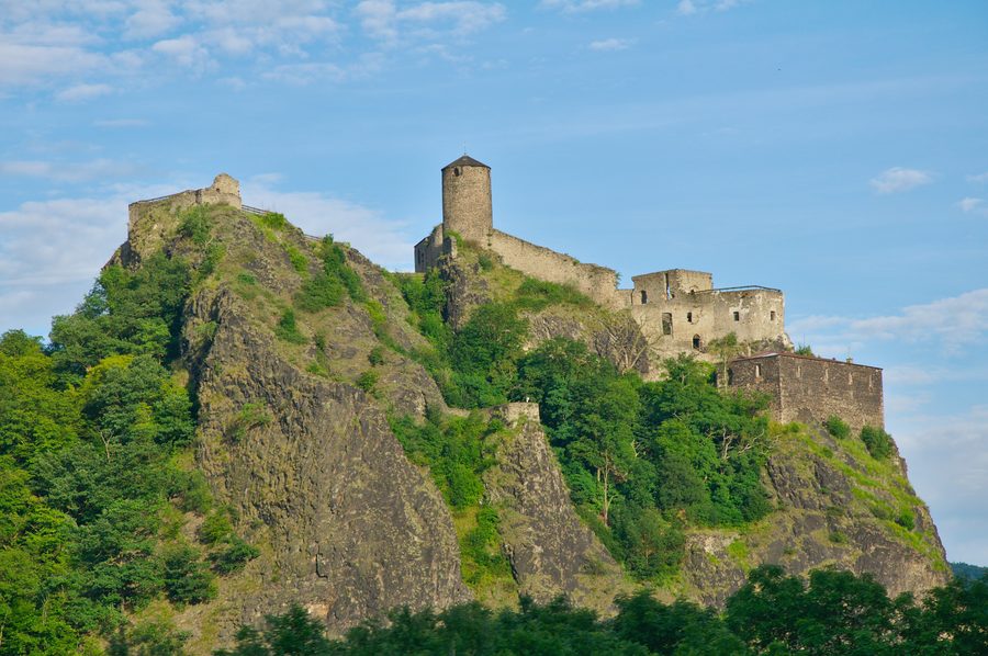 Burg Střekov bei Ústí nad Labem auf einem Felsen